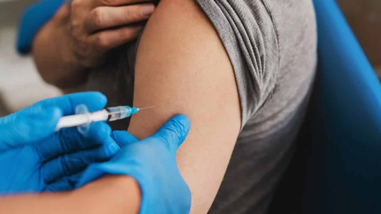 217 సార్లు కరోనా టీకా వేసుకున్నాడు!