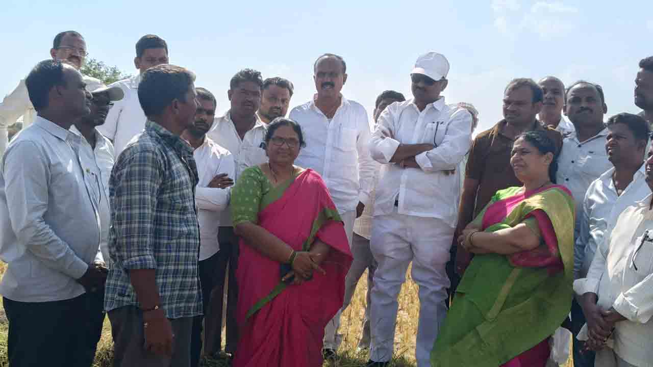 రైతులకు నష్టపరిహారం చెల్లించాలి