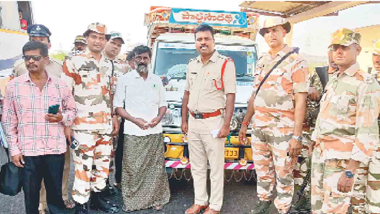 వాహనాల తనిఖీల్లో రూ.8లక్షలు స్వాధీనం