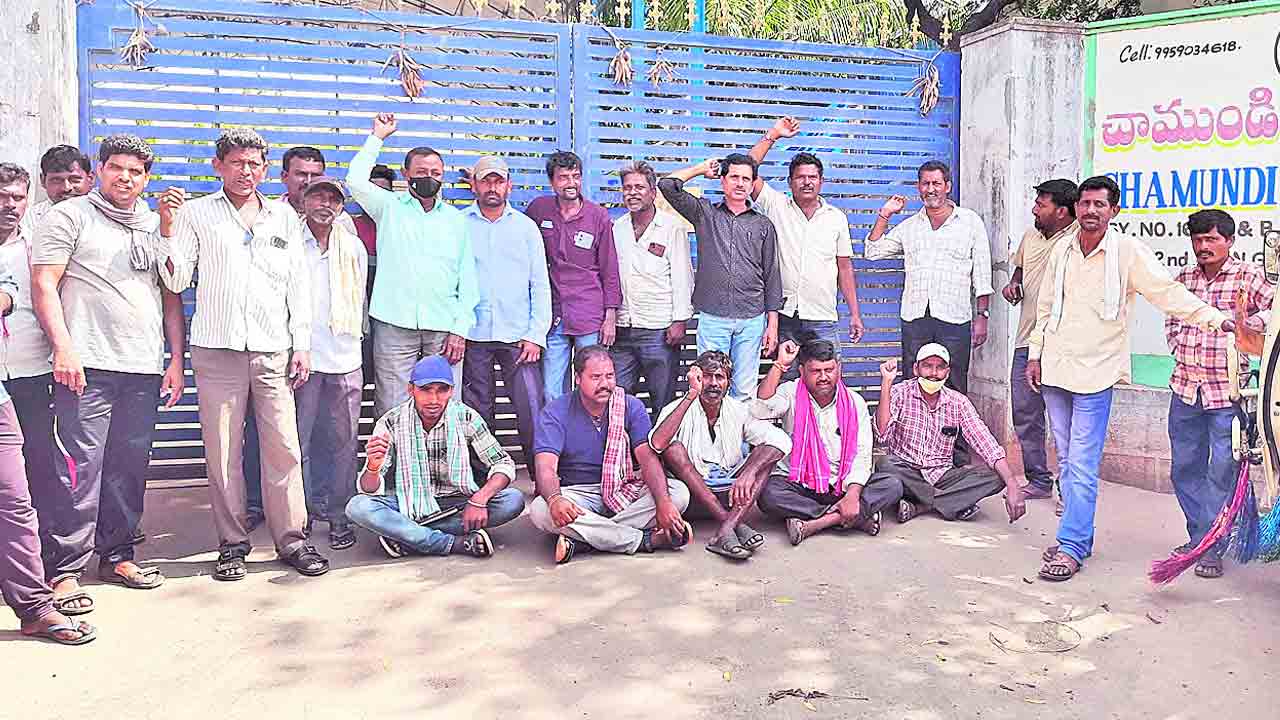 కోల్డ్‌ స్టోరేజ్‌ ఎదుట మిర్చి రైతుల ధర్నా