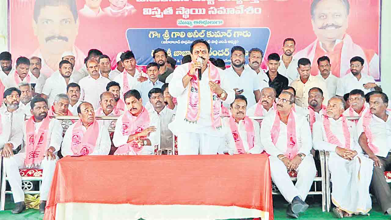 మాటలతో కాలం వెళ్లదీస్తున్న సర్కార్‌