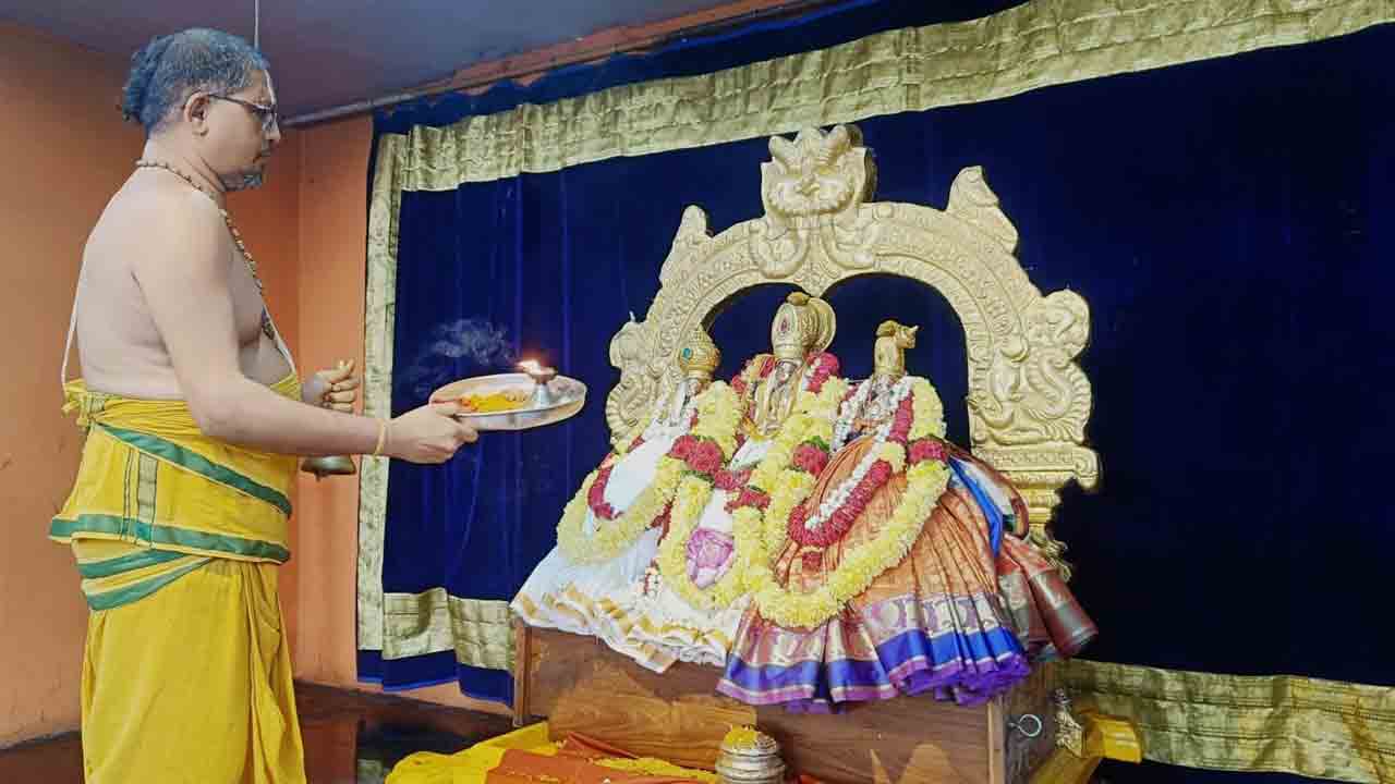 రామయ్యకు స్వర్ణ పుష్పార్చన