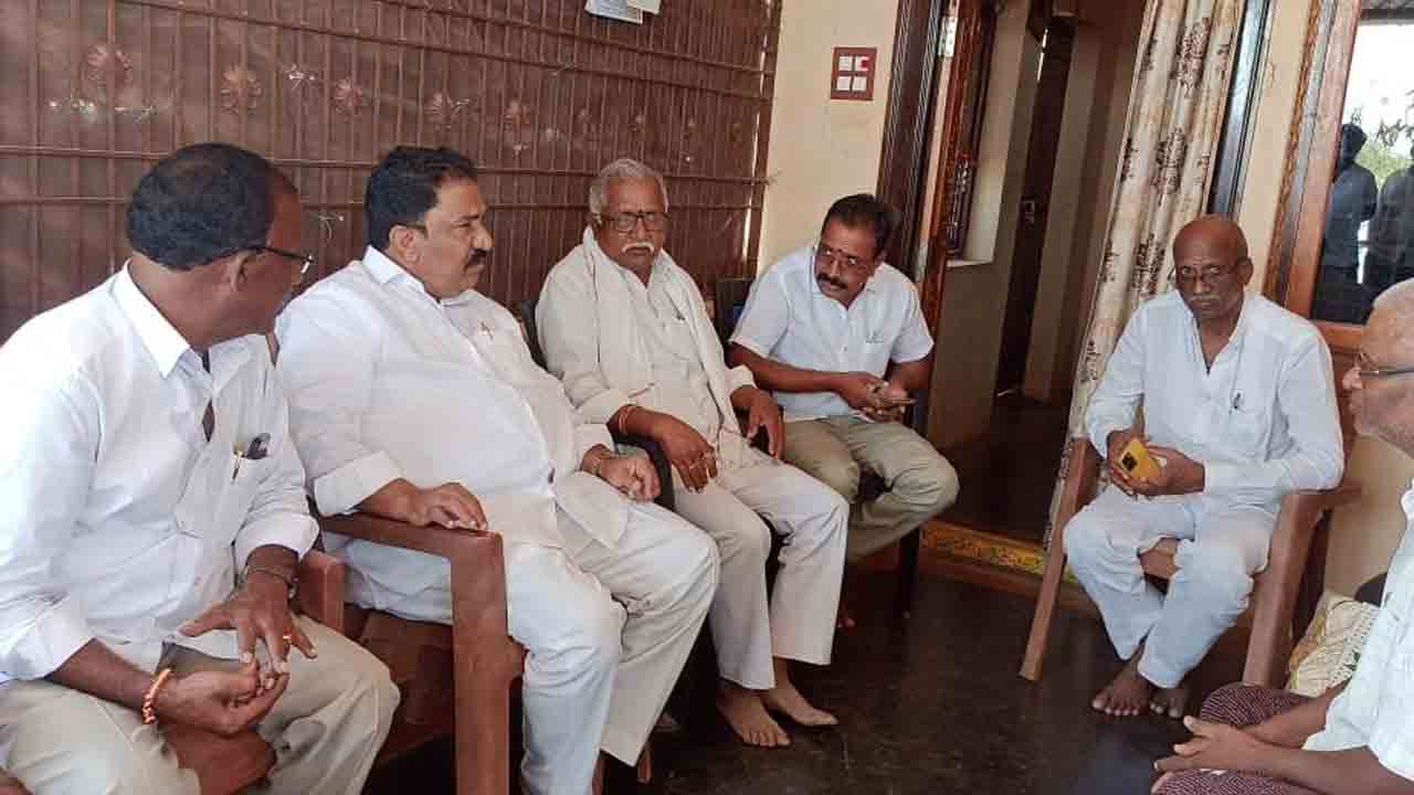 పలువురిని పరామర్శించిన మాజీ ఎమ్మెల్యే సండ్ర