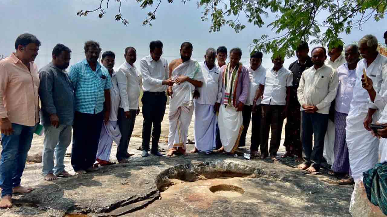 8వ శతాబ్దపు శివలింగం పరిశీలన