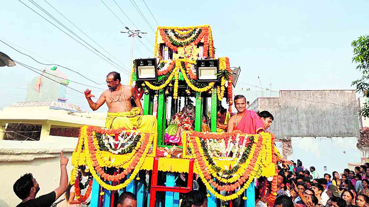వైభవంగా ఎర్రగట్టు బ్రహ్మోత్సవాలు ప్రారంభం