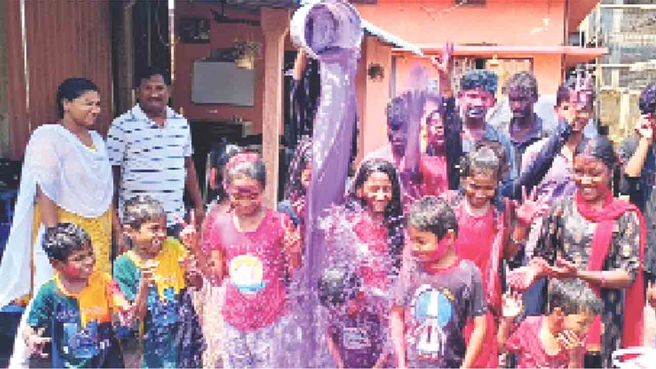 చెమ్మకేళీల హోలీ..