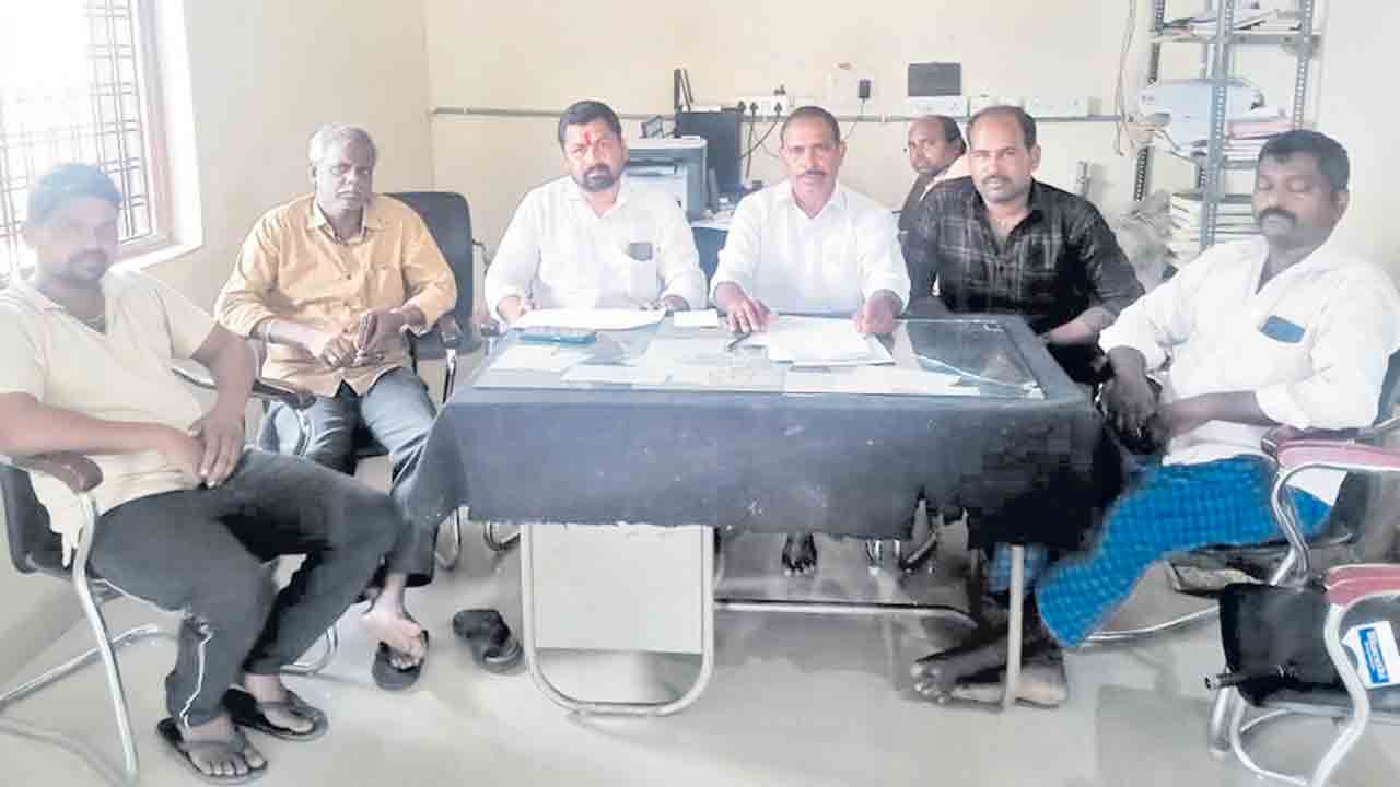 సొసైటీకి సేవలందించిన ఎమ్మెల్యేపై విమర్శలా?