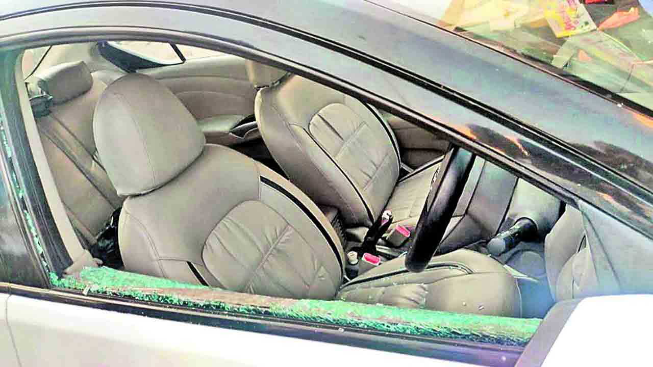 పట్టపగలే కారులోని రూ.2 లక్షలు చోరీ