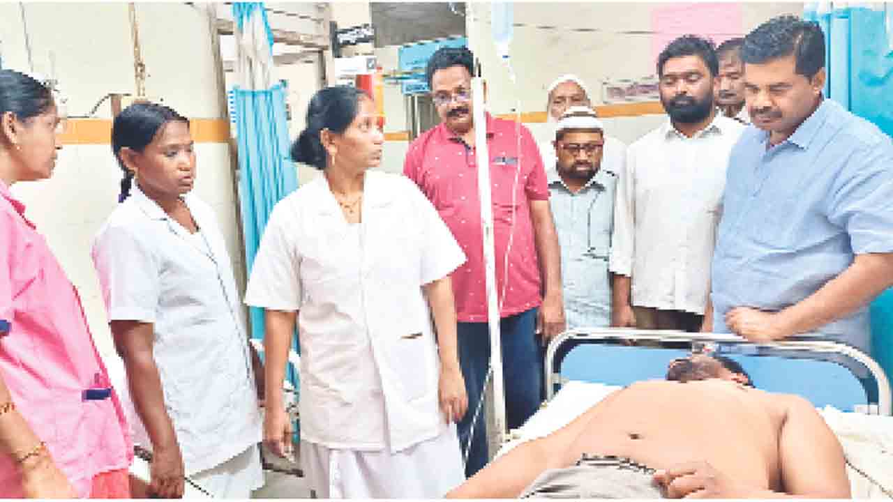 మునిసిపల్‌ కౌన్సిలర్‌పై కాంగ్రెస్‌ కార్యకర్తల దాడి