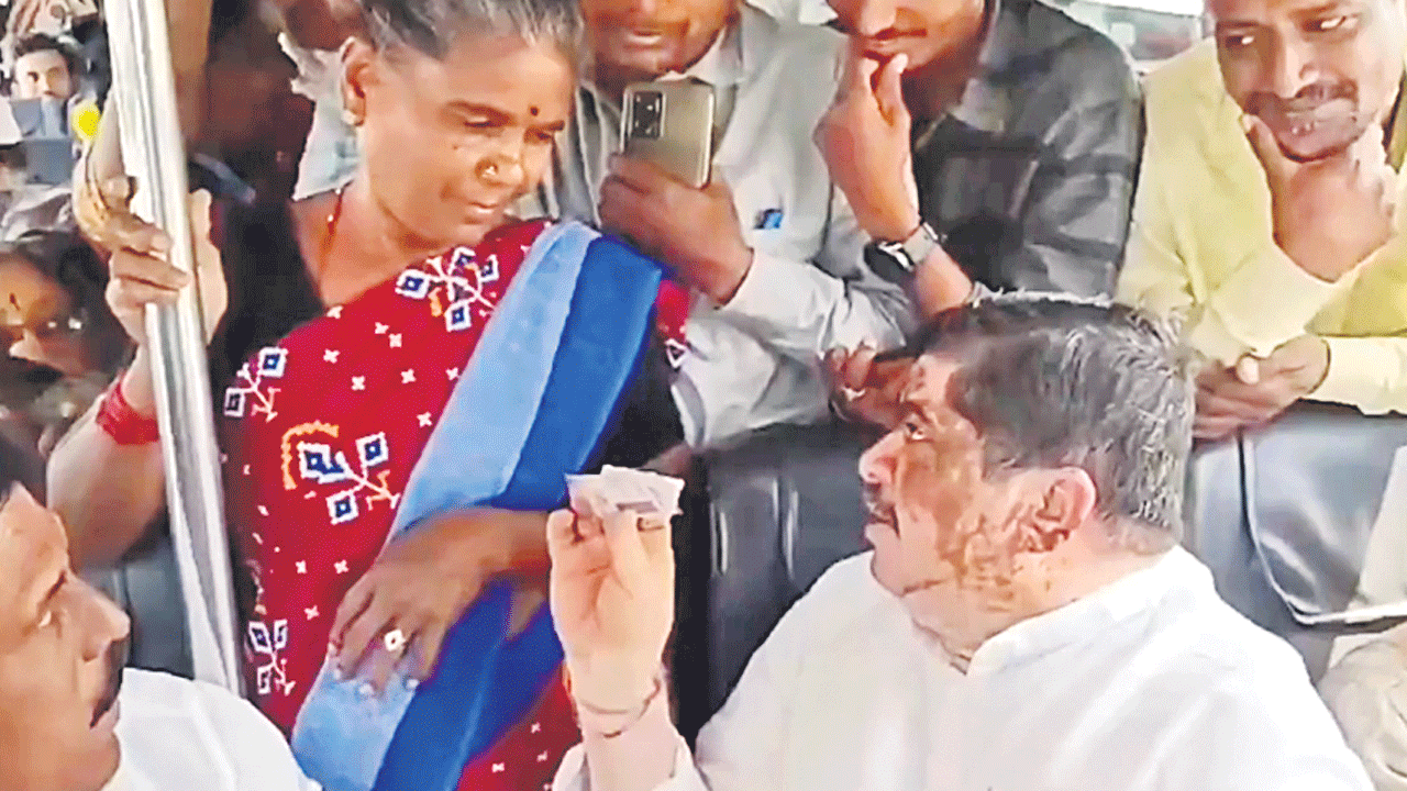 Free Bus For Women | రద్దీ ఎక్కువైంది.. సీట్లు లేవు.. ఆర్టీసీ బస్సెక్కిన మంత్రి పొన్నంకు సమస్యలతో ప్రయాణికుల స్వాగతం