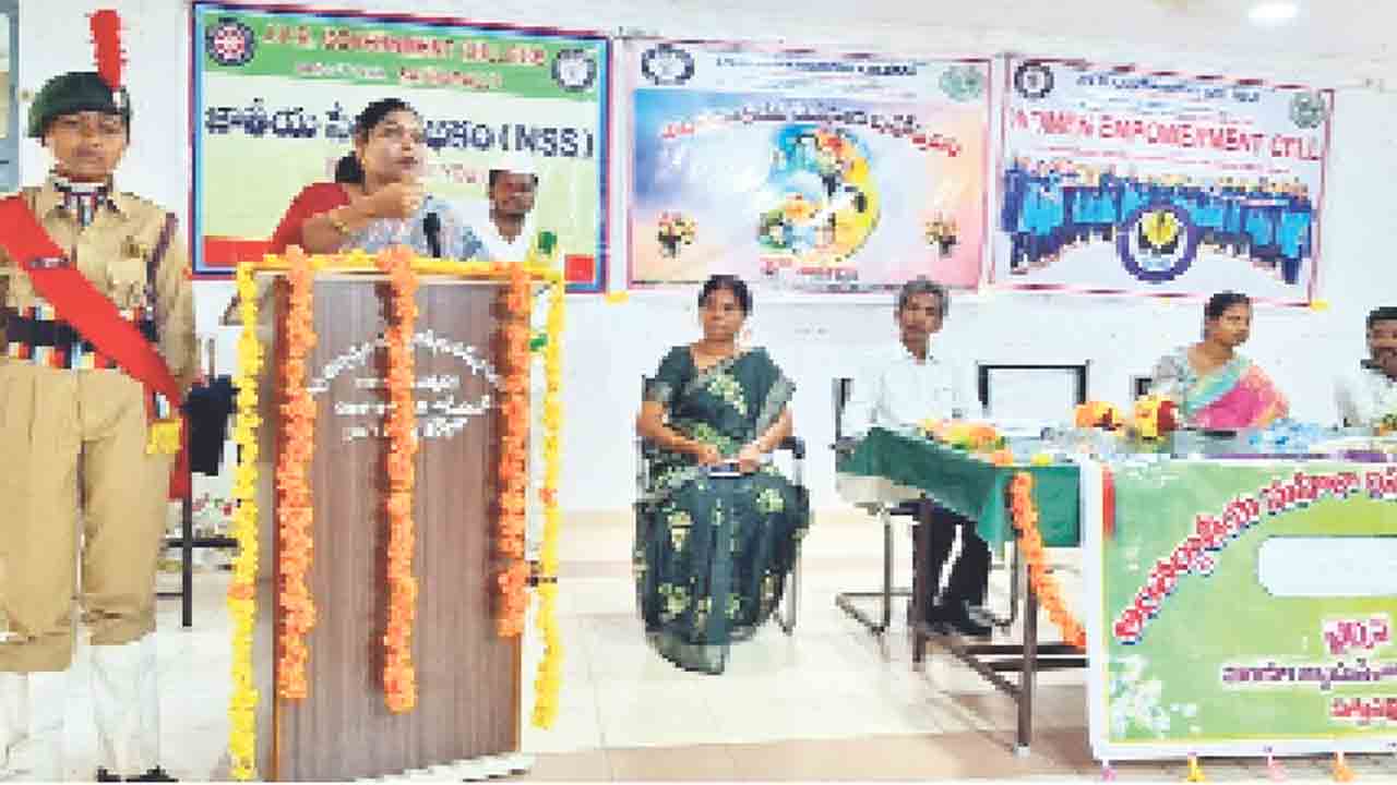 సమాజమే శిల్పం.. ‘ఆమె’నే శిల్పి