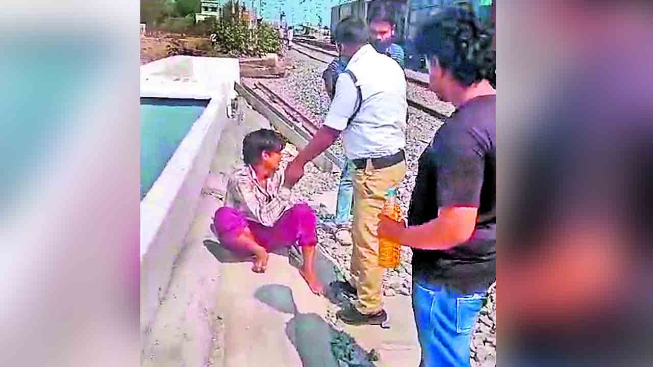 ప్రాణాలకు తెగించి.. యువకుడిని కాపాడి..