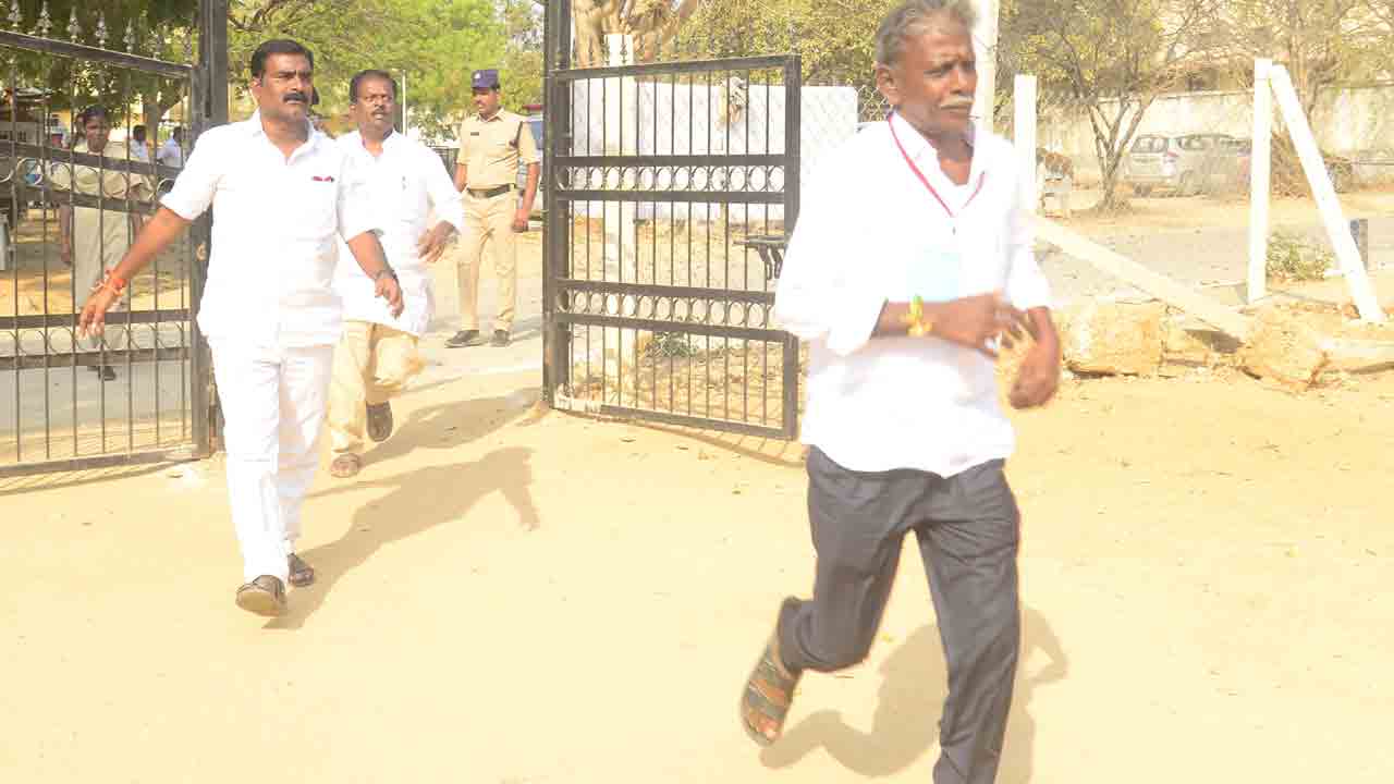 కొడుకు పెళ్లి చేసి పరుగు.. పరుగునా..