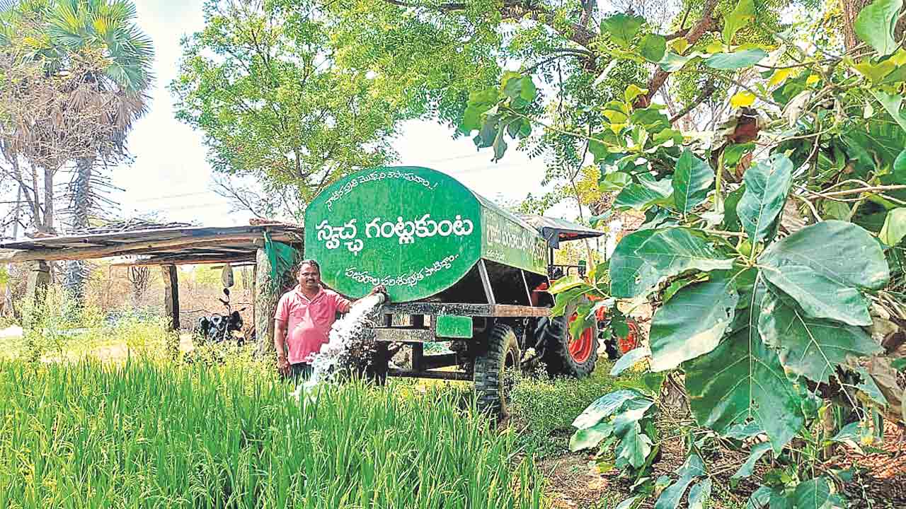 వరి పొలానికి ట్యాంకర్‌తో నీరు