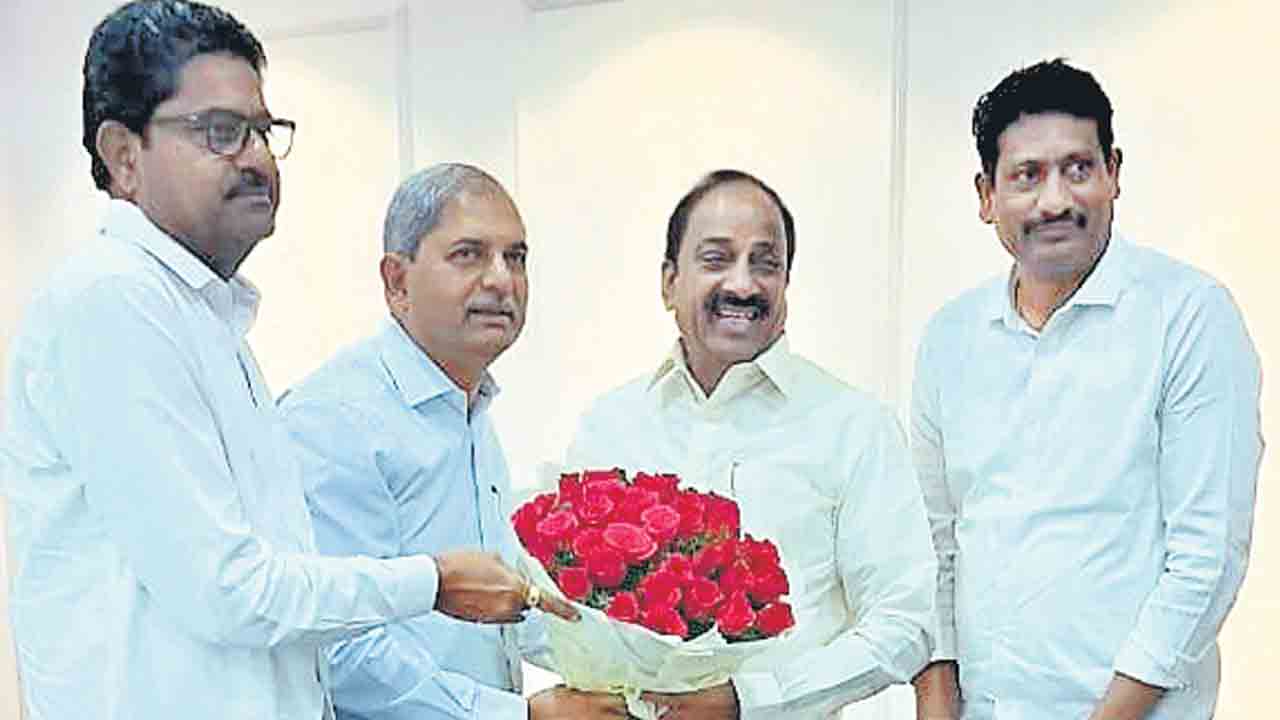 సెస్‌ను కాపాడాలని మంత్రికి విజ్ఞప్తి