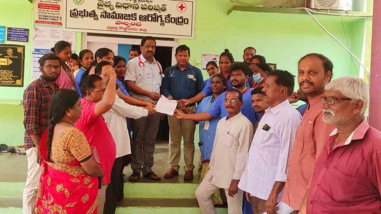 ఆస్పత్రి ఎదుట కాంట్రాక్టు కార్మికుల ధర్నా