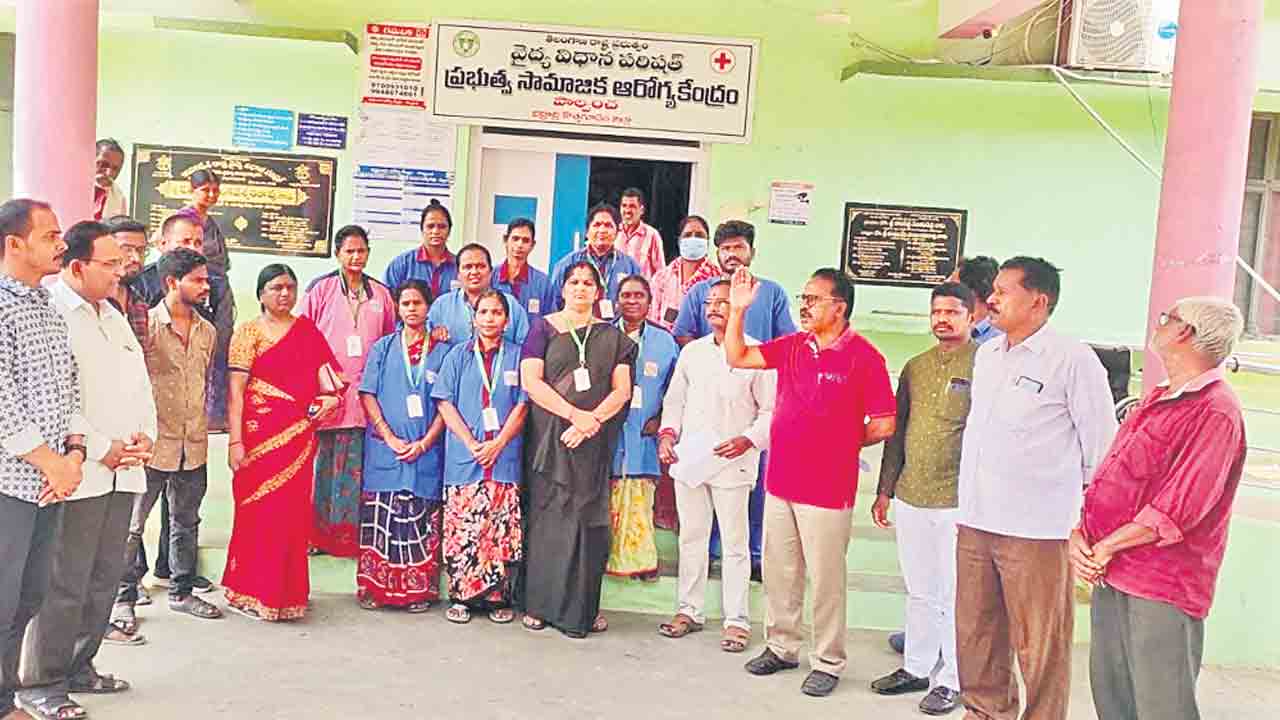 వేతనాల కోసం కాంట్రాక్టు కార్మికుల ధర్నా