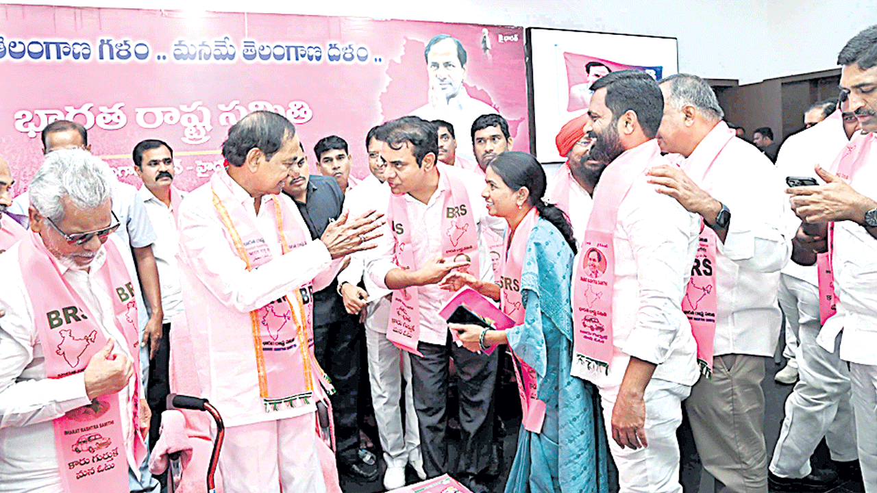 బీఆర్ఎస్ అధినేత కేసీఆర్ను కలిసిన జిల్లా నాయకులు