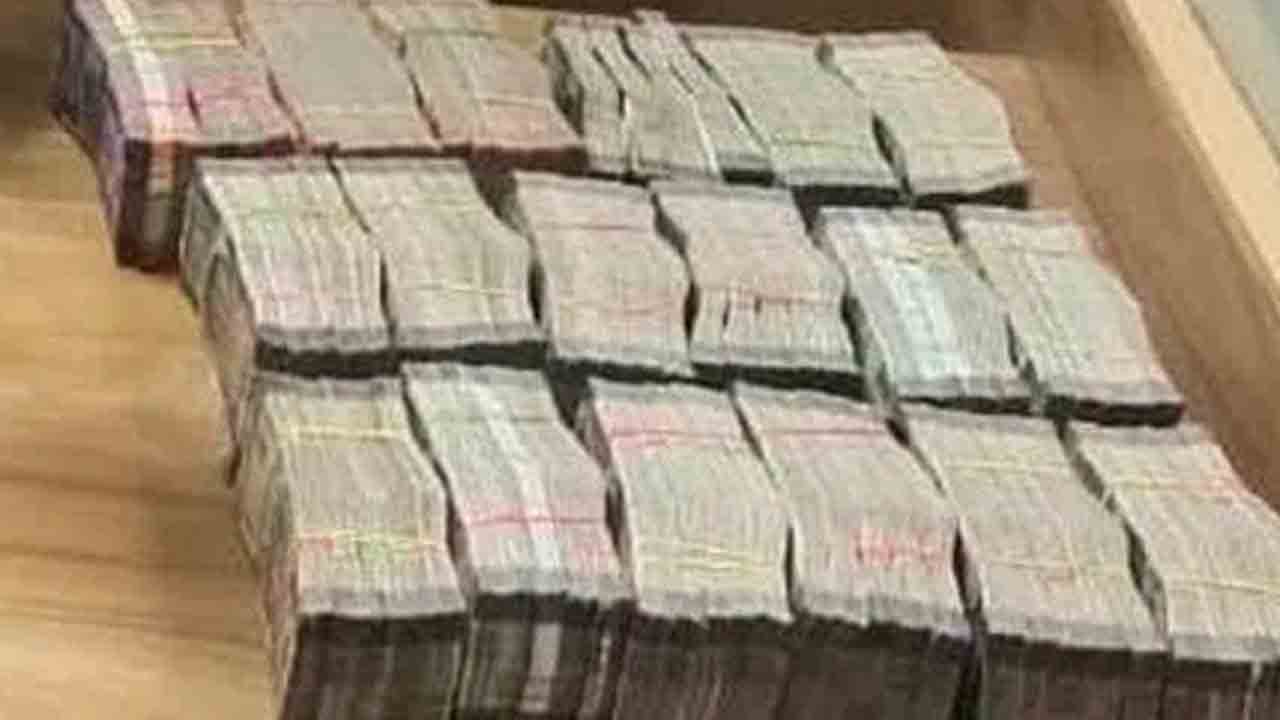 రూ.50 లక్షల హవాలా నగదు స్వాధీనం