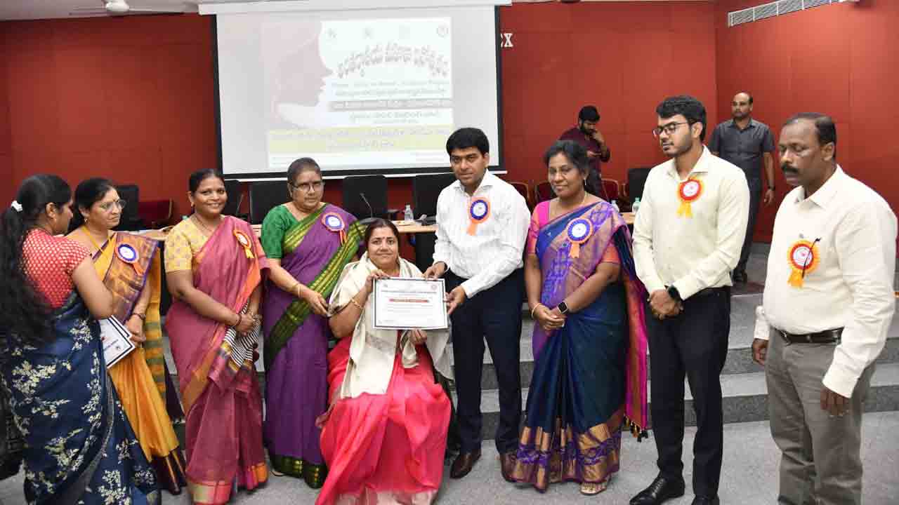 ప్రభుత్వ శాఖల్లో 50 శాతం మహిళలే..