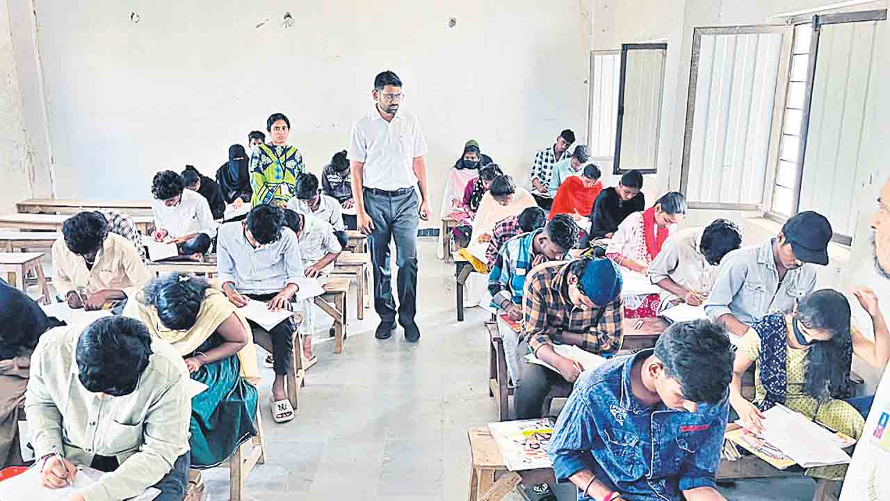 ఇంటర్‌ సెకండియర్‌ పరీక్షలు షురూ