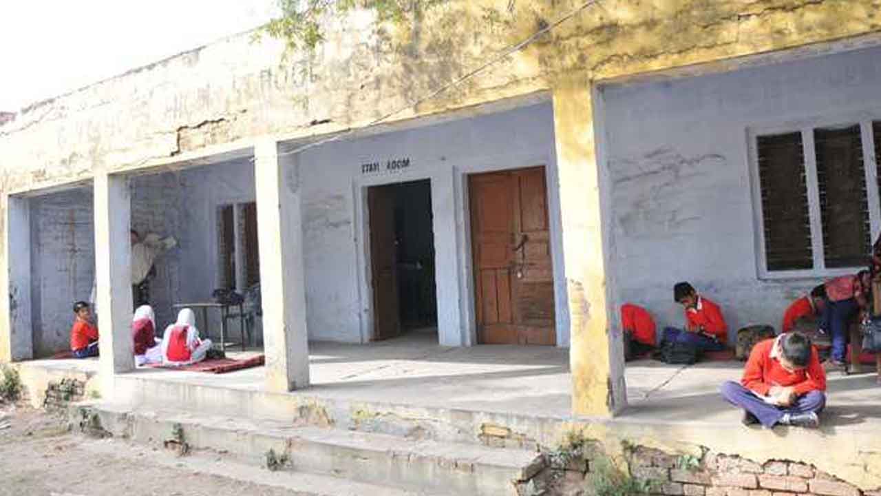 బడికి అత్యవసర నిధి 25 వేలు