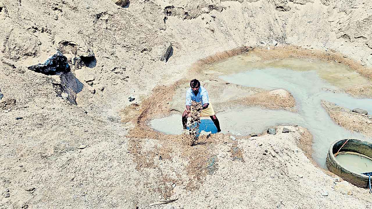 Manukota | సాగునీటి కోసం చెలిమెలు.. మానుకోట జిల్లాలో రైతుల దుస్థితి