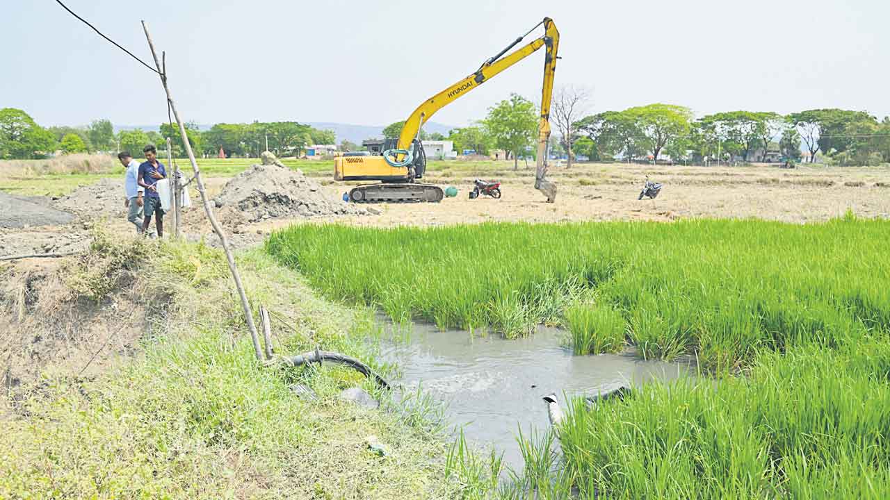 Agriculture | దినదిన గండంగా వరి సాగు.. నీటి కోసం భగీరథ ప్రయత్నం