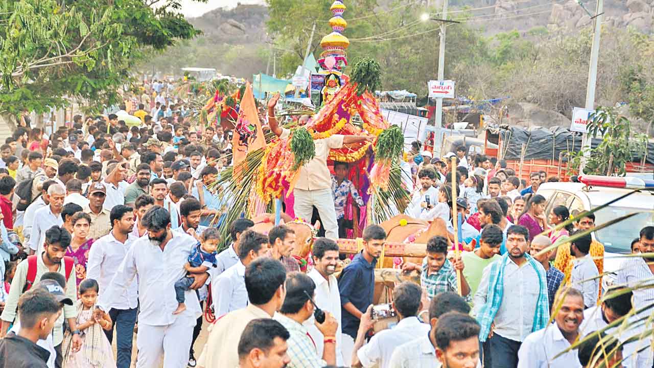 బండెనక బండికట్టి..ఏడుపాయల జాతరకు పోటెత్తిన భక్తజనం