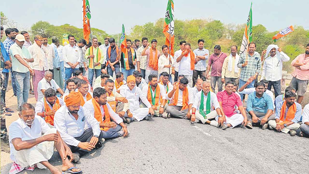 వరదకాలువకు నీళ్లివ్వాలని రాస్తారోకో