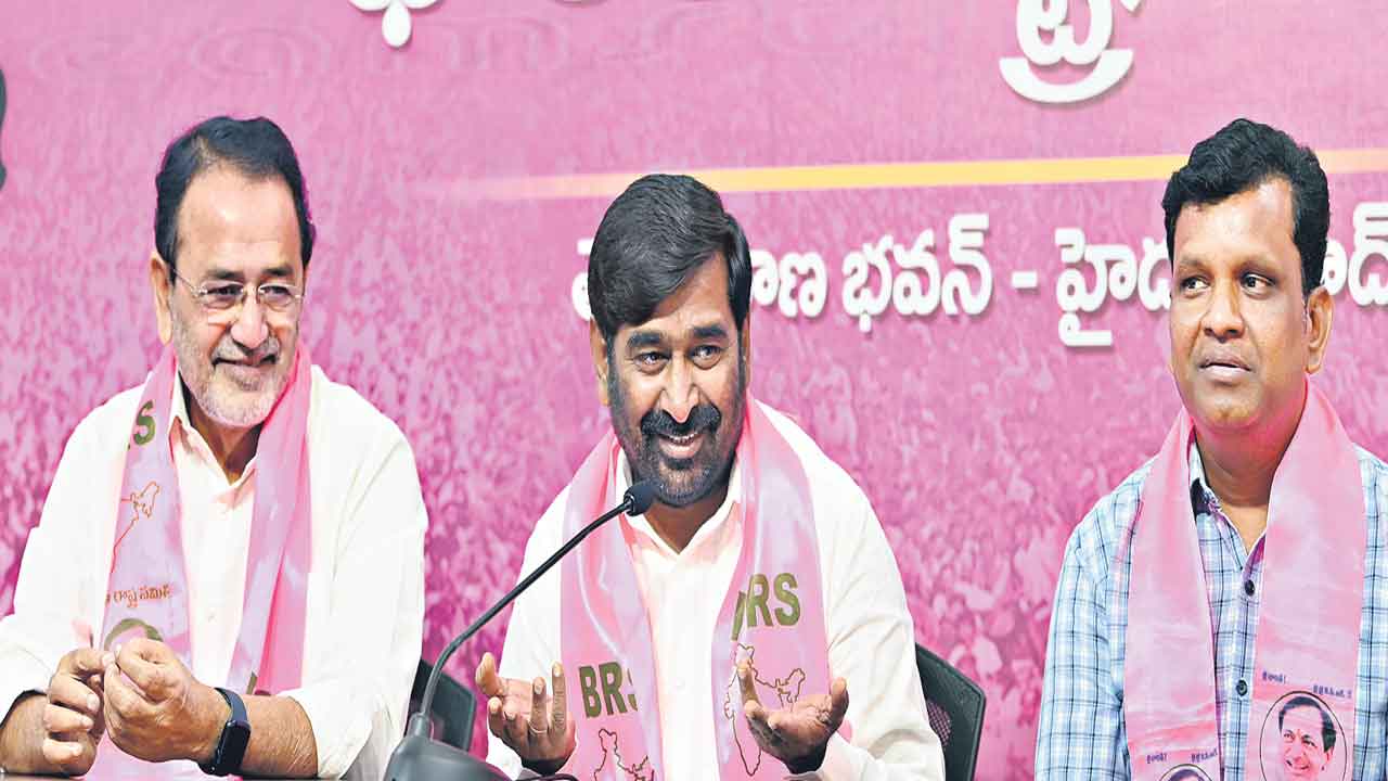 కరువు యాత్ర చేపట్టాలి ఢిల్లీ టూర్లతో కాలం గడుపొద్దు