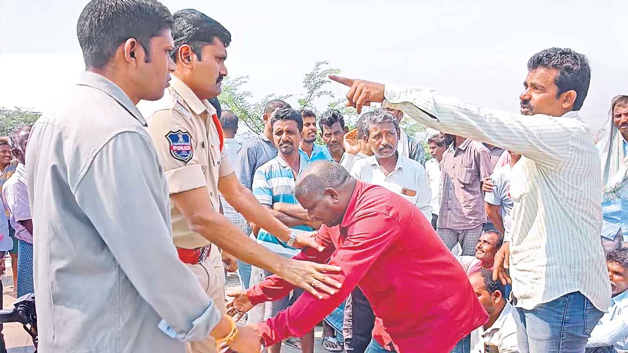 పంట ఎండి.. గుండె మండి.. రోడ్డెక్కిన రైతన్న