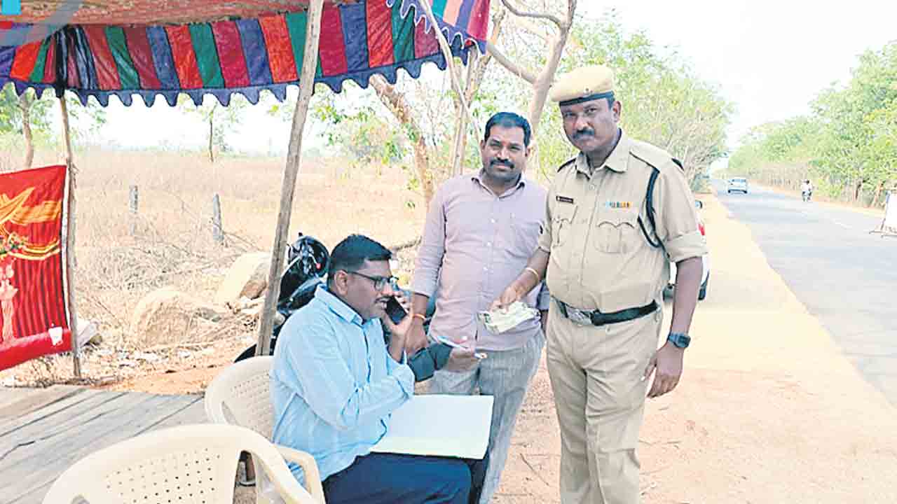 జిల్లెల్ల చెక్‌పోస్టులో రూ.లక్ష పట్టివేత