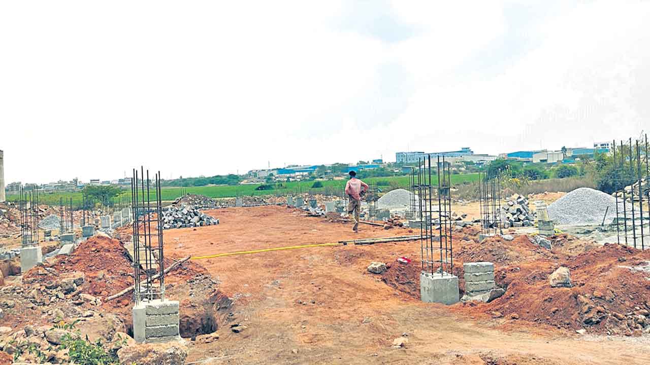 ఫాక్స్‌ సాగర్‌లో అక్రమ నిర్మాణాలు