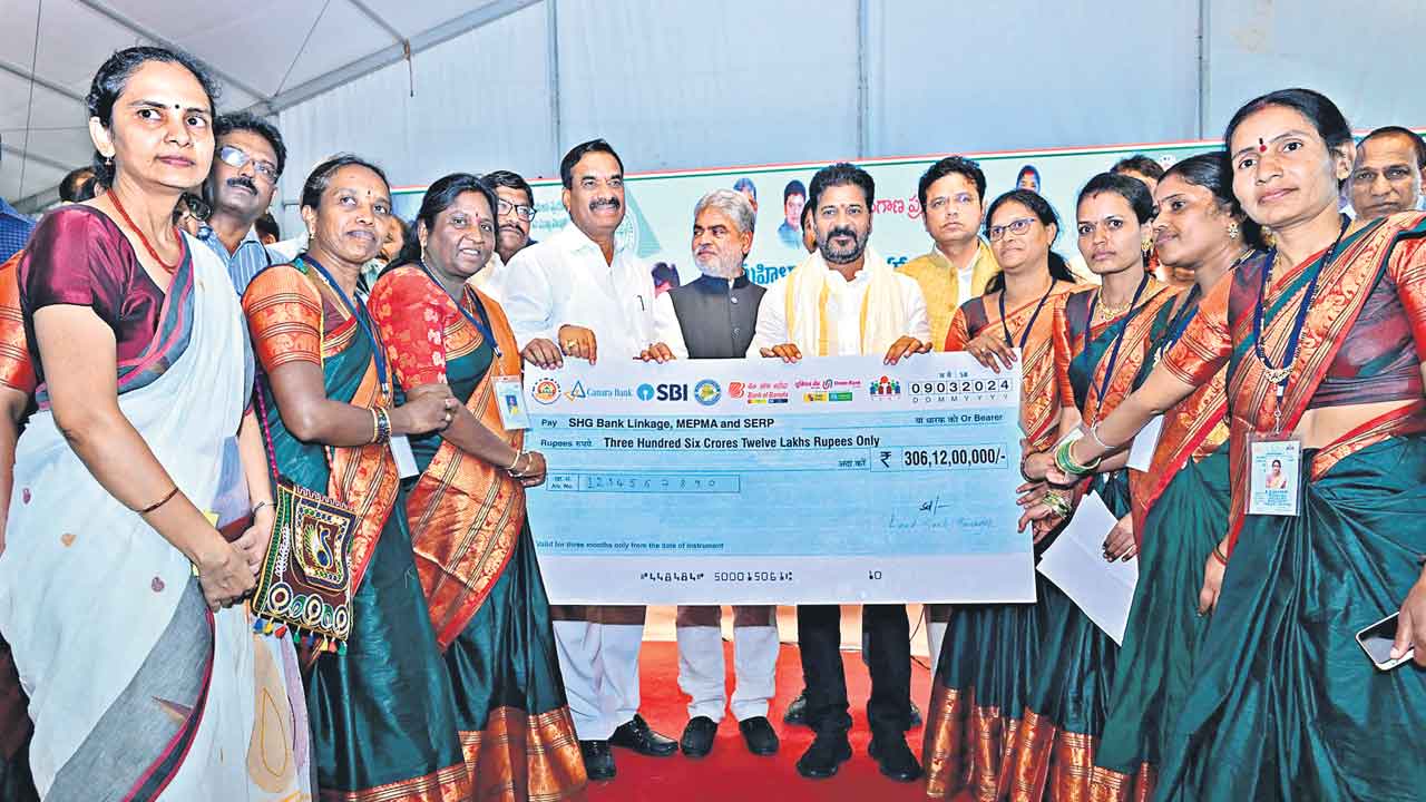 మహిళా సంఘాలకు వడ్డీలేని రుణాలు 