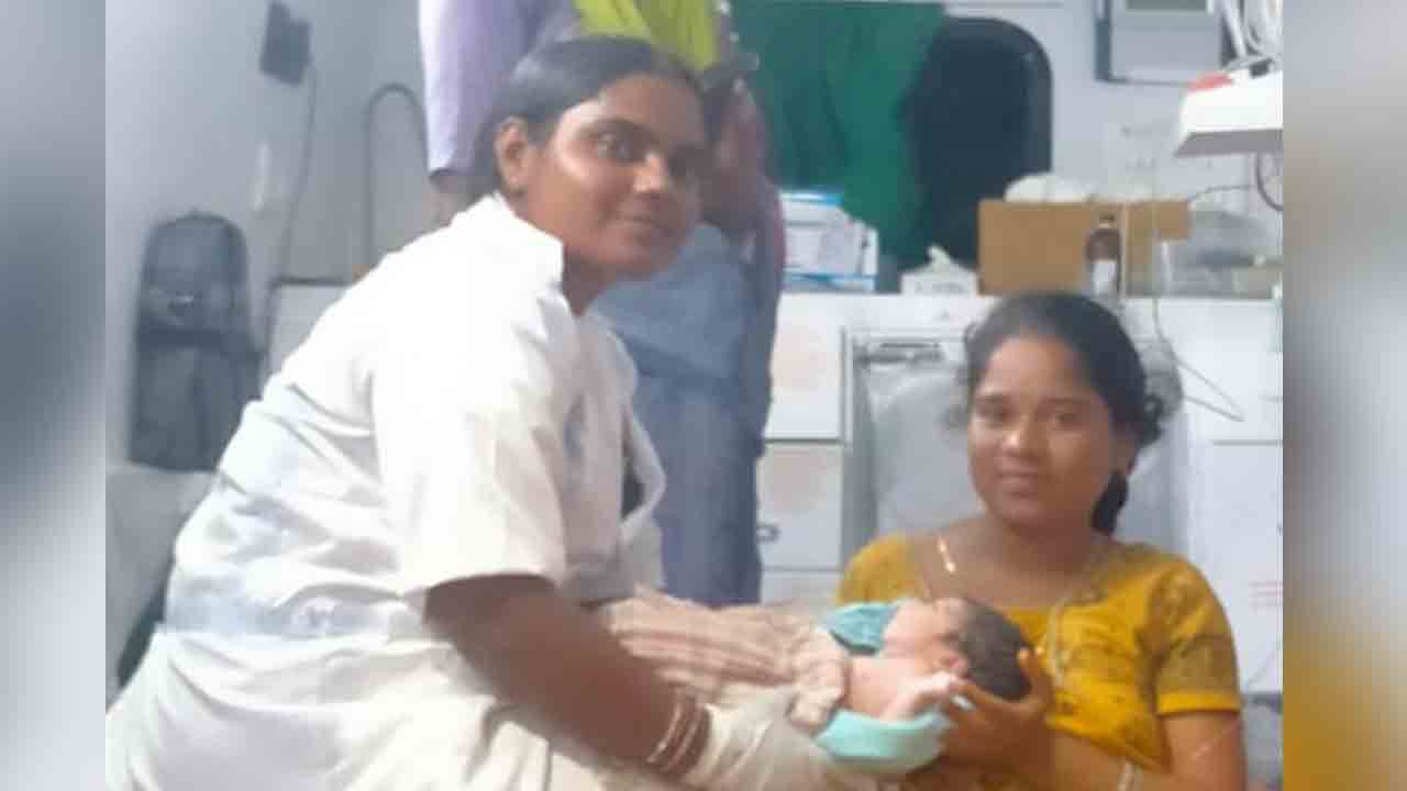 అంబులెన్స్‌లో మహిళ ప్రసవం