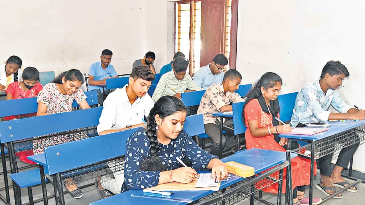 డిపార్టుమెంటల్‌ పరీక్షలు వాయిదా