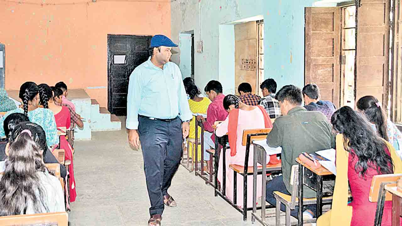 కొనసాగుతున్న పది పరీక్షలు