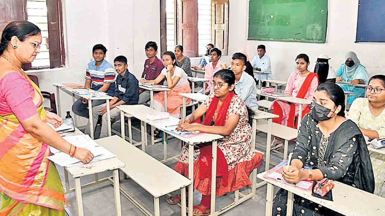 Junior College | రేపటితో ముగుస్తున్న వేసవి సెలవులు.. ఎల్లుండి నుంచి జూనియర్‌ కాలేజీలు రీఓపెన్‌