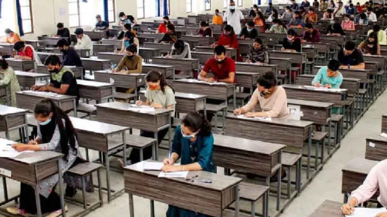 మెయిన్‌ జవాబు పత్రం ఇవ్వకుండా అడిషనల్‌ పత్రాల్లోనే పరీక్ష