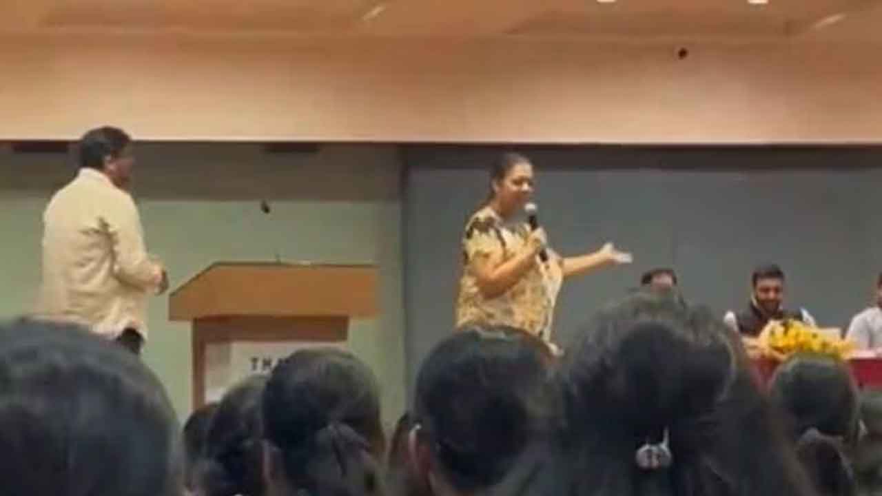 బీజేపీ సెమినార్‌కు బలవంతంగా విద్యార్థులు