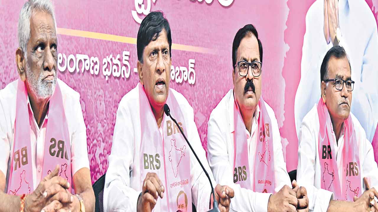 ఉరి తీయాలన్నవారే కండువా కప్పుతారా?