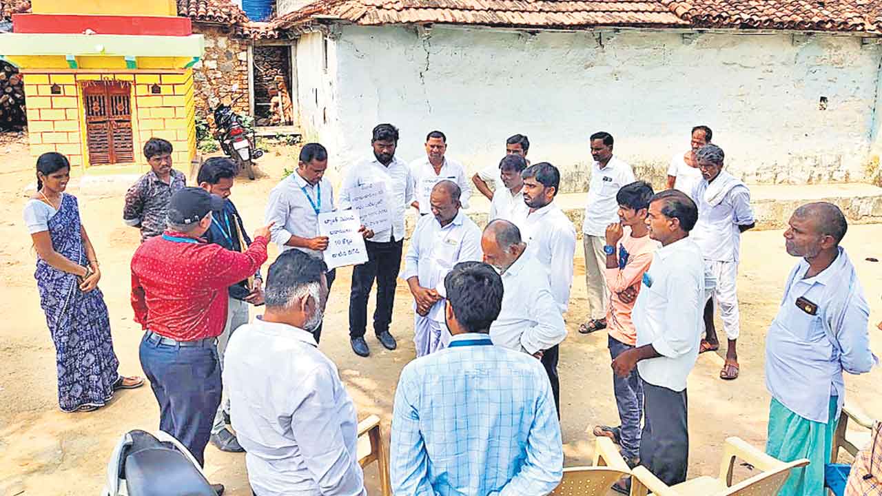 Telangana | రైతన్నను బజార్లో నిలబెట్టిన బ్యాంకర్లు.. రుణం చెల్లించాలని వేధింపులు