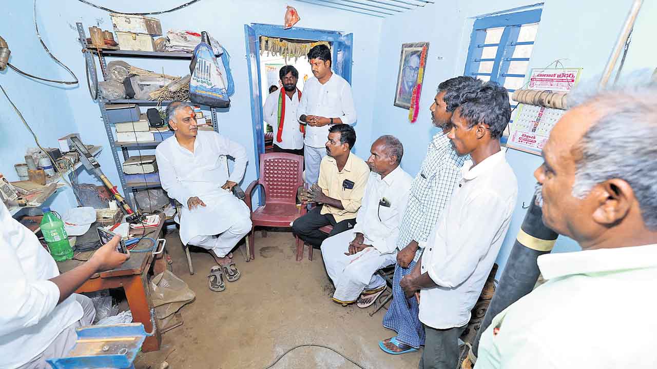 Siddipet | కరెంట్‌ సక్కగరాక కాలిపోతున్నయ్‌.. మోటర్ల రిపేరుకు వచ్చిన రైతుల ఆవేదన