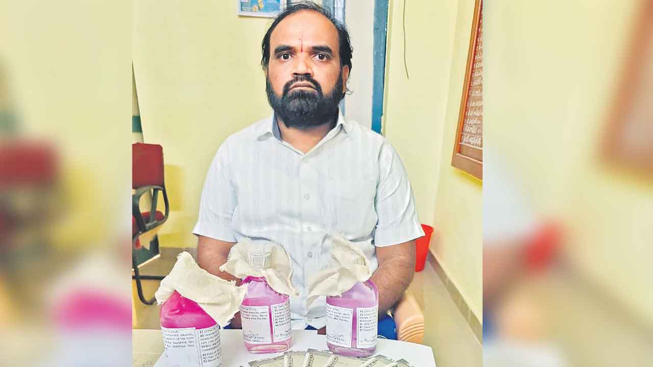 ఏసీబీకి చిక్కిన ఎంపీడీవో, సీనియర్‌ అసిస్టెంట్‌