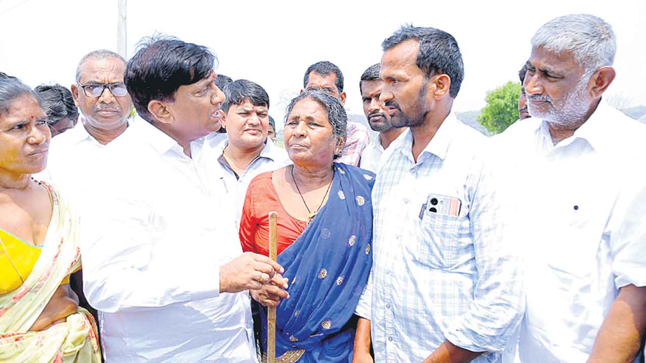 పరిహారం ఇచ్చి ఆదుకోవాలి