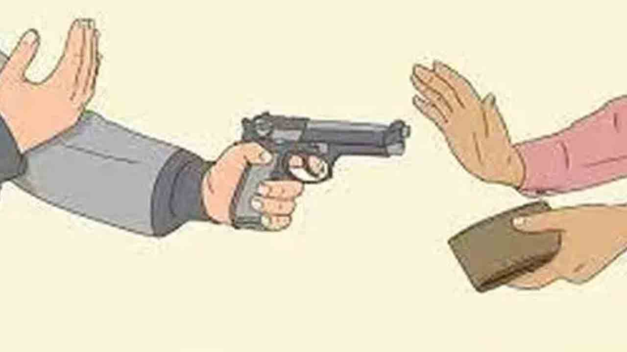 Crime News | ట్రాన్స్‌జెండర్‌ కోసం వెళ్లి దొంగల చేతికి చిక్కాడు