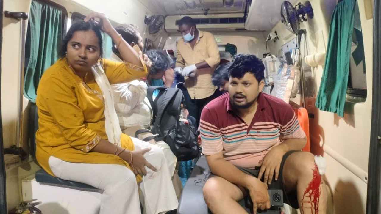 పల్టీ కొట్టిన ప్రైవేటు బస్సు