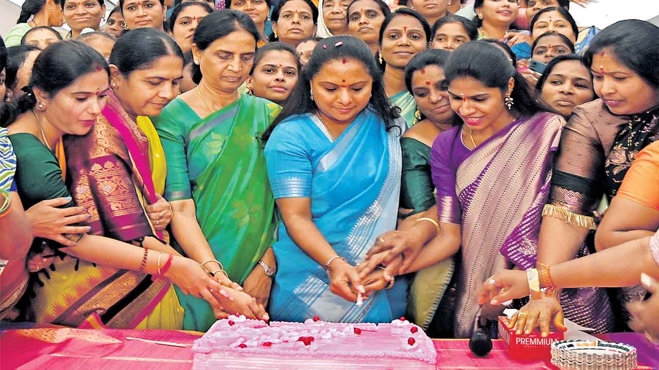 కదం తొక్కి హక్కులను కాపాడుకుందాం