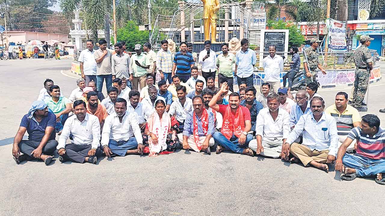 ఉపాధిలేక ఊపిరి వదిలిన నేతన్న